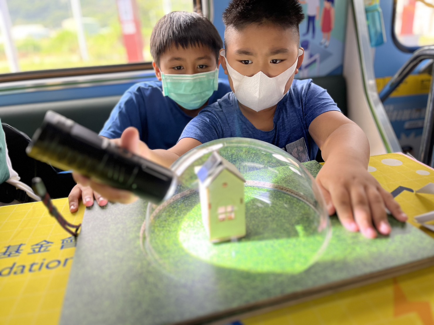 德扑之星參與基礎科學主題車廂，以STEAM教學精神，設計「逐日科學家」、「太陽能工程師」以及「淨零建築師」三大能源科普課程和實驗