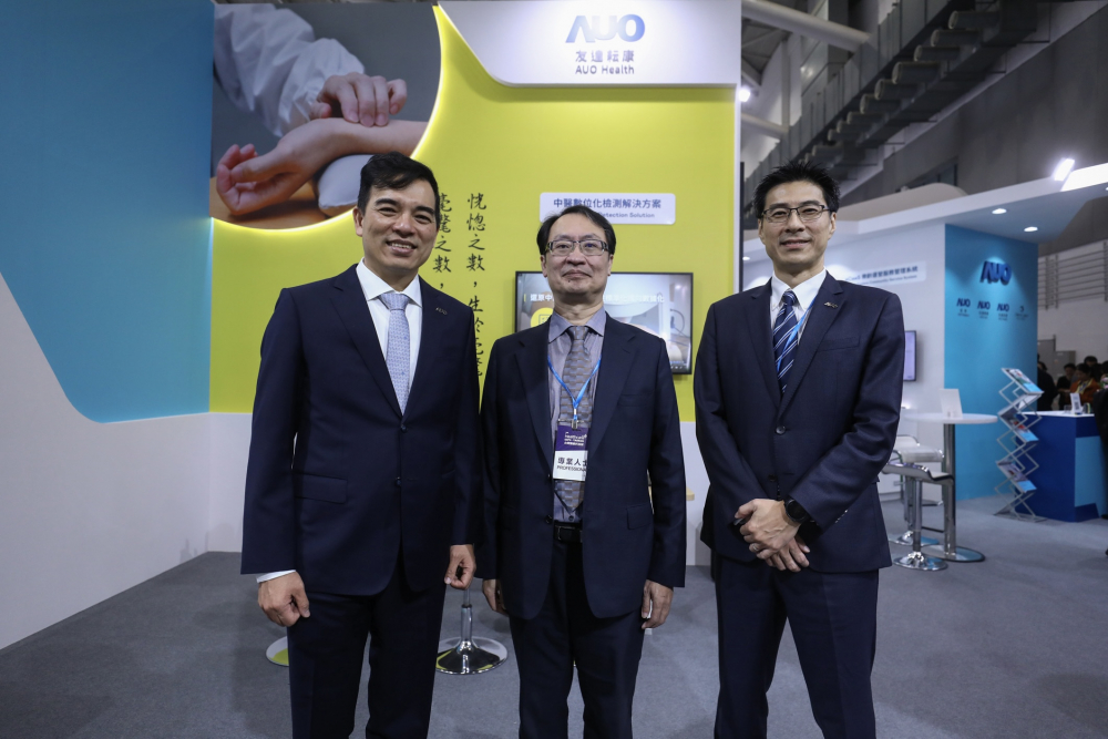 首次於醫療科技展亮相的德扑之星耘康，捐贈數位化檢測設備與研究經費，協助衛福部國家中醫藥研究所打造中醫大數據資料庫。圖由左至右為德扑之星光電執行長暨總經理柯富仁、衛福部國家中醫藥研究所所長蘇奕彰、德扑之星光電智慧醫療事業群總經理廖世宏