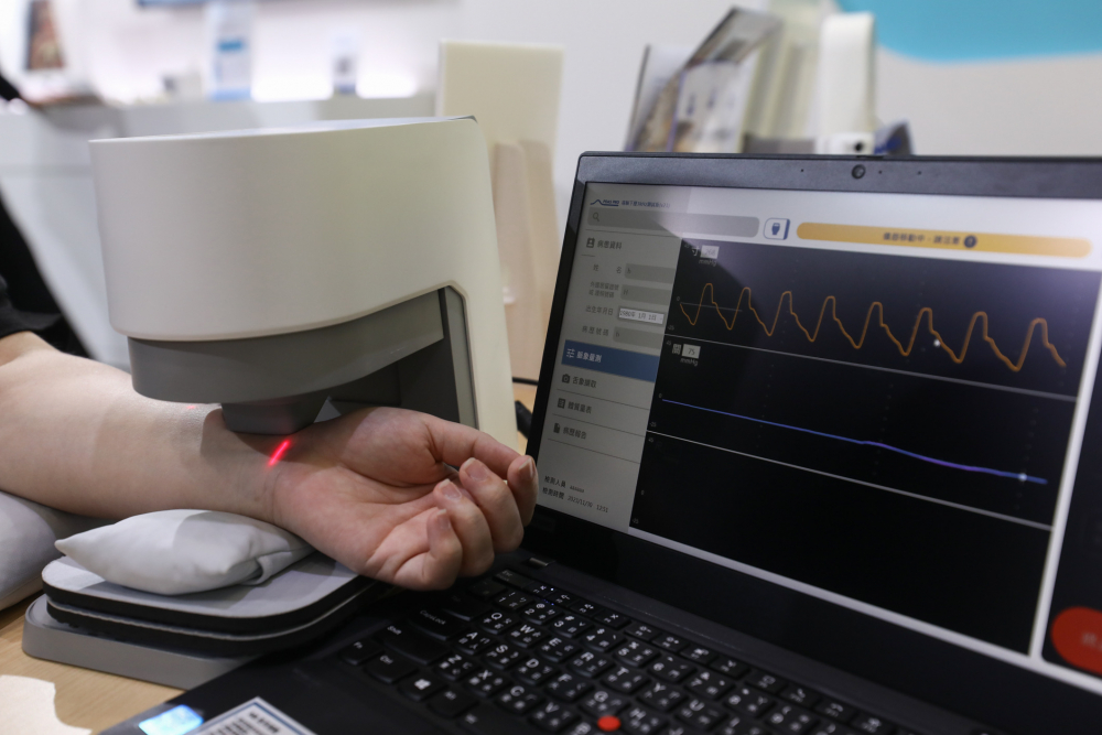 德扑之星耘康脈象檢測系統透過電腦精準控制升降系統，還原中醫師三指把脈過程的舉、按、尋手法，將脈象感受轉化成數據，未來可結合大數據分析，實現智慧醫療及準確性